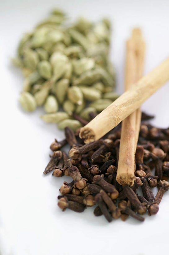 无人,竖图,俯视,室内,特写,白天,白色背景,植物,桌面,桌子,阴影,朦胧,模糊,反射,木制,影子,调味,香料,佐料,草药,药草,肉桂,中药,木制品,摄影,影棚,小豆蔻,配料,药材,中草药,桂皮,中药材,本草,作料,官桂,牡桂,筒桂,香桂,玉桂,消食,三角豆蔻,印度豆蔻,彩图,高角度拍摄,影棚拍摄,拍摄