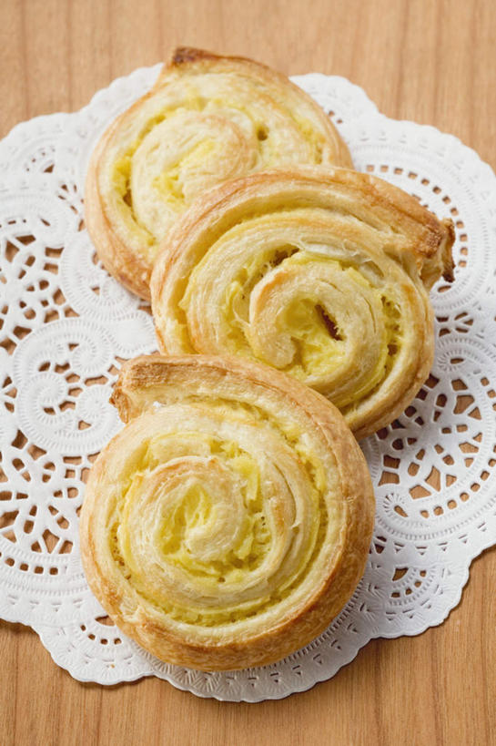 点心,无人,竖图,俯视,室内,特写,白天,餐桌,桌面,桌子,三块,一排,阴影,花纹,整齐,装饰,反射,螺旋,图案,影子,食品,漩涡,食物,排列,三个,饼干,零食,摄影,影棚,餐台,华丽,修饰,点缀,队列,吸油纸,衬托,美观,雅致,雅观,彩图,高角度拍摄,影棚拍摄,拍摄