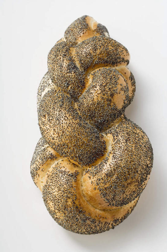 点心,面包,无人,竖图,俯视,室内,特写,白天,白色背景,餐桌,桌面,桌子,盘绕,阴影,反射,影子,食品,面点,扭曲,盘旋,食物,糕点,一个,摄影,影棚,单个,餐台,罂粟籽,彩图,高角度拍摄,影棚拍摄,拍摄