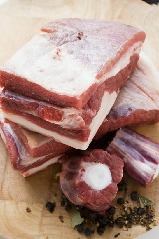 无人,竖图,俯视,室内,特写,白天,桌面,桌子,叶子,一堆,许多,阴影,堆叠,堆积,反射,纹路,木制,纹理,影子,肉,绿叶,猪肉,肉类,木制品,嫩叶,摄影,影棚,堆,五花肉,肉食,豚肉,肌理,肋条肉,三层肉,叶,叶片,彩图,高角度拍摄,影棚拍摄,拍摄