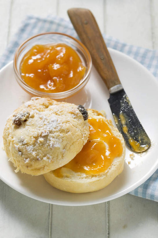 点心,面包,无人,竖图,俯视,室内,特写,白天,早餐,餐桌,桌子,葡萄,杏,餐具,水果,玻璃,一把,阴影,新鲜,反射,布料,碟子,方格,格子,工具,盘,影子,生食,食品,面点,果实,刀具,布纹,玻璃制品,桌布,食物,糕点,红色,白色,盘子,餐巾,容器,碟,台布,碗,刀,果酱,葡萄干,摄影,有机食品,绿色食品,影棚,餐台,储藏,储存,餐刀,杏果,小圆面包,果子酱,乌珠木,杏子,山葫芦,蒲桃,草龙珠,彩图,高角度拍摄,影棚拍摄,早饭,拍摄,贮存