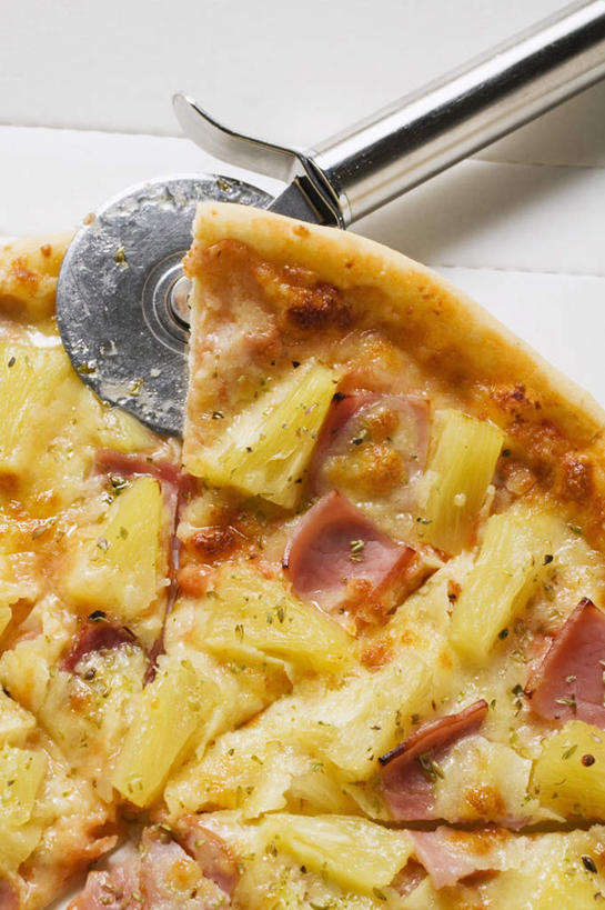 无人,竖图,俯视,室内,特写,白天,白色背景,烹饪,西餐,餐桌,桌子,菠萝,水果,一把,切开,阴影,新鲜,反射,影子,纸盒,肉,生食,料理,食品,披萨,匹萨,果实,刀具,火腿,猪肉,菜肴,美食,肉类,盒子,食物,排列,一个,黄色,包装盒,刀,快餐,切,西式,摄影,佳肴,有机食品,绿色食品,影棚,单个,餐台,比萨,剖面,肉食,西式快餐,垃圾食品,切面,意大利薄饼,豚肉,摆列,披萨刀,比萨刀,比萨轮刀,轮刀,匹萨刀,匹萨轮刀,凤梨,彩图,高角度拍摄,影棚拍摄,拍摄,布列,分列,披萨轮刀