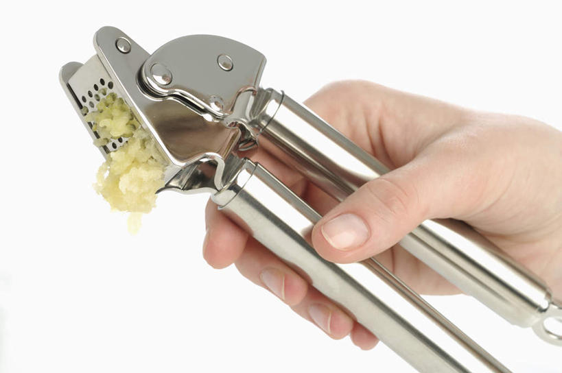 西方人,手,一个人,横图,室内,特写,白天,白色背景,正面,桌面,桌子,蔬菜,蒜,厨具,金属制品,欧洲,欧洲人,仅一个男性,仅一个人,握,阴影,新鲜,反射,金属,木制,工具,影子,食品,拿,蒜头,拿着,食物,仅一个年轻男性,一个,木制品,手部,握着,摄影,有机食品,绿色食品,影棚,单个,单手,捣蒜器,压蒜器,胡蒜,捻蒜器,蒜泥器,蒜蓉器,男人,男性,年轻男性,白种人,大蒜,半身,彩图,影棚拍摄,拍摄