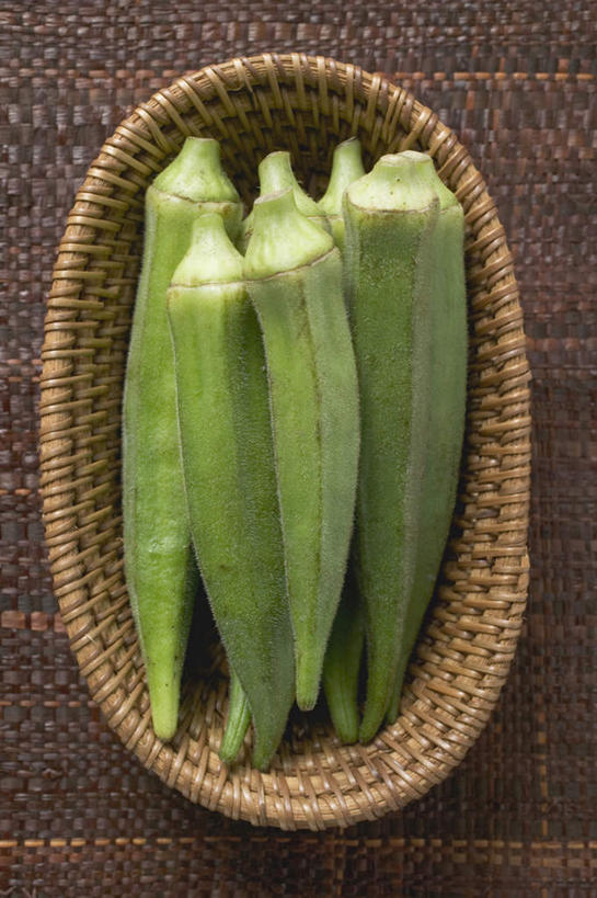 无人,交叉,竖图,俯视,室内,特写,白天,餐桌,桌面,桌子,竹子,蔬菜,五个,一排,许多,竹制,新鲜,整齐,编织,篮子,秋葵,食品,食物,排列,绿色,竹篮,有机食品,绿色食品,餐台,竹条,堆,交织,竹制品,队列,毛茄,羊角豆,黄秋葵,咖啡黄葵,穿插,彩图,高角度拍摄,羊角菜