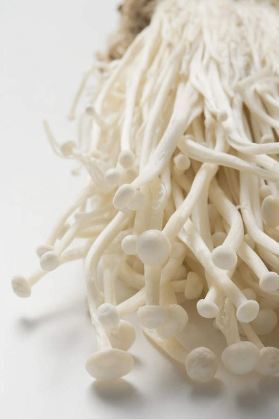 无人,竖图,俯视,室内,特写,白天,白色背景,蔬菜,一堆,许多,阴影,堆叠,堆积,朦胧,模糊,新鲜,反射,影子,金针菇,菌菇,食品,菌类,食物,食用菌,摄影,有机食品,绿色食品,影棚,堆,构菌,金菇,毛柄金钱菌,银针菇,智力菇,彩图,高角度拍摄,影棚拍摄,拍摄