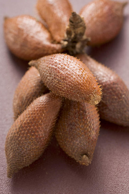 无人,竖图,俯视,室内,特写,白天,桌面,桌子,水果,一堆,许多,阴影,堆叠,堆积,新鲜,反射,木制,影子,生食,食品,棕色,果实,很多,食物,木制品,摄影,有机食品,绿色食品,影棚,堆,蛇皮果,彩图,高角度拍摄,影棚拍摄,拍摄