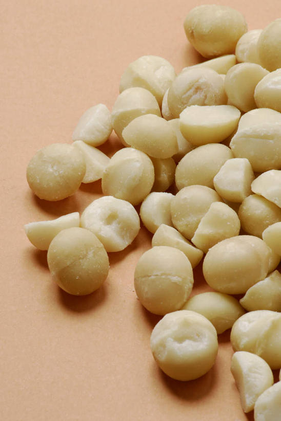 无人,竖图,俯视,室内,特写,白天,餐桌,桌子,一堆,许多,阴影,堆叠,堆积,反射,影子,核桃,坚果,果实,很多,干果,摄影,影棚,餐台,堆,胡桃,澳洲坚果,夏威夷果,羌桃,澳洲胡桃,彩图,高角度拍摄,影棚拍摄,拍摄