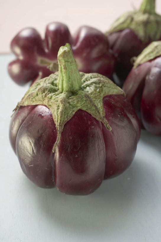 无人,竖图,俯视,室内,特写,白天,餐桌,桌子,茄子,蔬菜,阴影,新鲜,反射,影子,食品,食物,紫色,四个,有机食品,绿色食品,餐台,落苏,酪酥,昆仑瓜,矮瓜,彩图,高角度拍摄