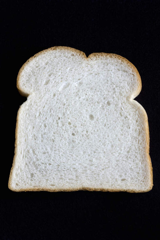 点心,面包,无人,竖图,俯视,室内,特写,白天,桌面,桌子,一片,阴影,黑色背景,反射,木制,影子,食品,面点,食物,糕点,木制品,摄影,影棚,白面包,彩图,高角度拍摄,影棚拍摄,拍摄