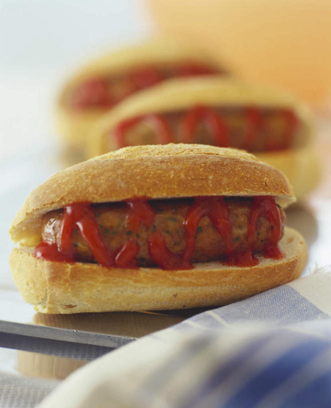 点心,面包,无人,竖图,俯视,室内,特写,白天,烹饪,西餐,餐桌,桌子,阴影,朦胧,模糊,反射,布料,影子,调料,酱料,酱汁,茄汁,肉,香肠,佐料,三明治,料理,食品,面点,腊肠,调味品,三份,调味料,布纹,番茄酱,酱,菜肴,美食,肉类,桌布,食物,糕点,餐巾,台布,快餐,西式,摄影,佳肴,影棚,餐台,肉食,西式快餐,三文治,彩图,高角度拍摄,影棚拍摄,拍摄