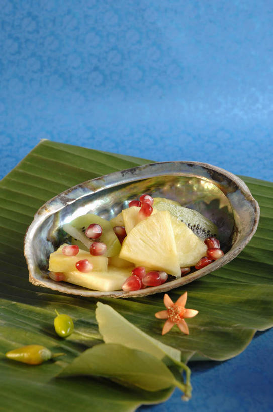 无人,竖图,俯视,室内,特写,白天,菠萝,梨,猕猴桃,樱桃,餐具,水果,叶子,蓝色背景,朦胧,模糊,新鲜,碟子,盘,生食,食品,果实,树叶,食物,红色,绿色,盘子,碟,香梨,摄影,有机食品,绿色食品,影棚,樱珠,莺桃,英桃,楔桃,生梨,奇异果,牛桃,猕猴梨,荆桃,凤梨,彩图,高角度拍摄,影棚拍摄,拍摄