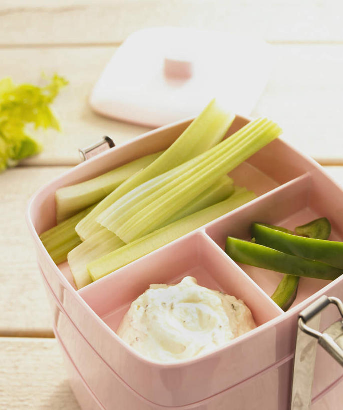 点心,盒饭,无人,竖图,俯视,室内,特写,白天,地板,芹菜,蔬菜,朦胧,模糊,新鲜,塑料,料理,食品,包子,面点,地面,馒头,美食,木地板,盒子,食物,绿色,容器,塑料制品,中式,摄影,有机食品,绿色食品,影棚,储藏,储存,根芹菜,根洋芹,球根塘蒿,药芹,水芹,旱芹,彩图,高角度拍摄,影棚拍摄,拍摄,贮存