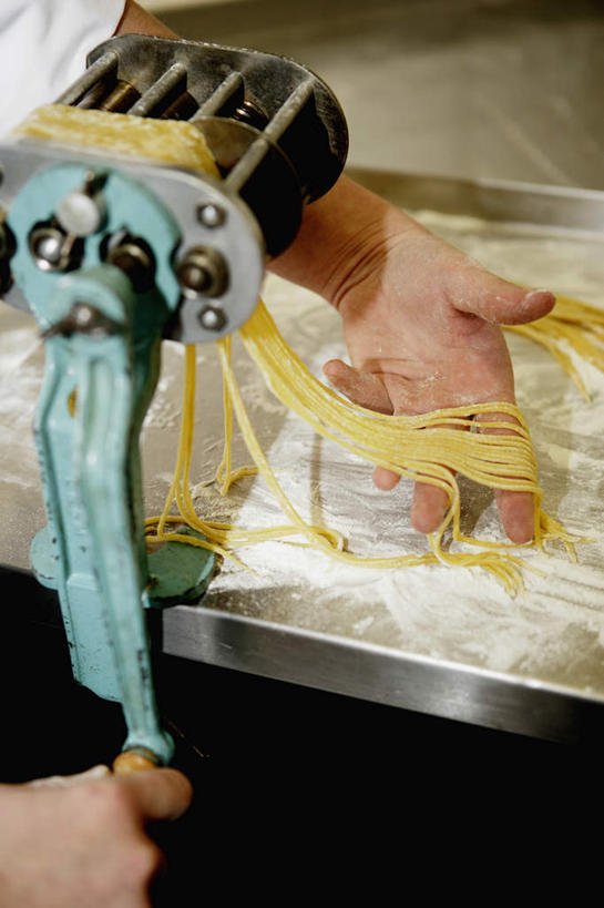 面食,面条,意大利面,西方人,一个人,厨师,站,竖图,俯视,室内,白天,工作服,制服,西餐,机器,仪器,欧洲,欧洲人,仅一个男性,仅一个人,握,朦胧,模糊,面,料理,食品,旋转,加工,设备,食物,仅一个年轻男性,站着,西式,握着,工艺,面点师,工作制服,男人,男性,年轻男性,白种人,糕点师,站立,半身,彩图,高角度拍摄,工作套服