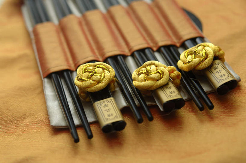 无人,横图,俯视,室内,特写,白天,餐桌,筷子,桌子,静物,餐具,许多,大量,朦胧,模糊,盛开,包装,布料,花蕾,布纹,文化,传统,桌布,花,花瓣,花朵,鲜花,餐巾,台布,花苞,花蕊,餐布,餐台,礼节,礼仪,进餐用具,彩图,高角度拍摄