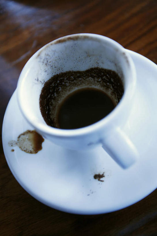 咖啡,无人,竖图,俯视,室内,特写,白天,幸福,餐桌,桌子,杯子,朦胧,模糊,瓷器,杯垫,咖啡杯,陶瓷制品,娱乐,饮料,享受,休闲,温馨,放松,乐趣,肮脏,餐台,提神,舒适,瓷杯,醒脑,邋遢,软饮料,龌龊,污秽,彩图,高角度拍摄