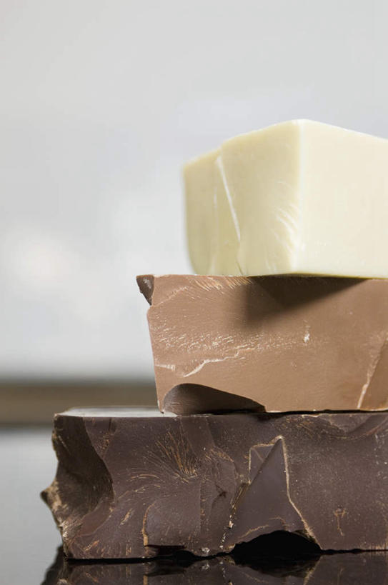 无人,竖图,室内,特写,白天,正面,一堆,堆叠,堆积,朦胧,模糊,食品,糖,糖果,甜点,甜品,白巧克力,食物,三个,甜食,巧克力,朱古力,黑巧克力,堆,牛奶巧克力,彩图