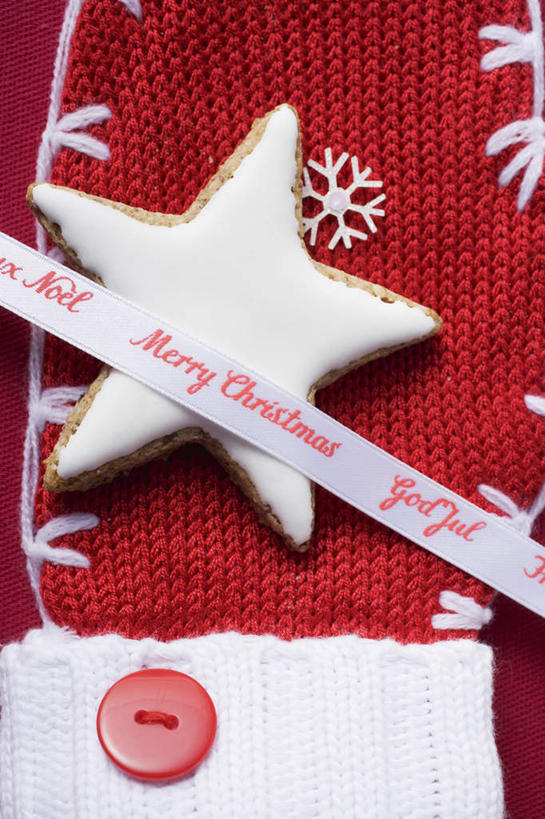 点心,无人,竖图,俯视,室内,特写,白天,朦胧,模糊,星星,食品,甜点,圣诞袜,袜子,食物,糕点,红色,饼干,甜食,零食,星形,五角形,装饰饼干,五角星,彩图,高角度拍摄