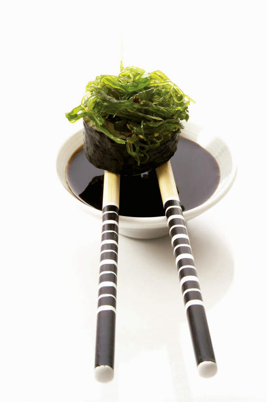 米饭,寿司,无人,竖图,俯视,室内,特写,白天,白色背景,烹饪,筷子,餐具,调料,海苔,酱料,酱汁,佐料,日本料理,料理,食品,紫菜,饭,调味品,调味料,文化,传统,酱,菜肴,美食,食物,日式料理,日式,摄影,佳肴,影棚,礼节,五谷,醋饭,礼仪,四喜饭,膜菜,索菜,坛紫菜,子菜,紫英,紫瑛,进餐用具,彩图,高角度拍摄,影棚拍摄,拍摄