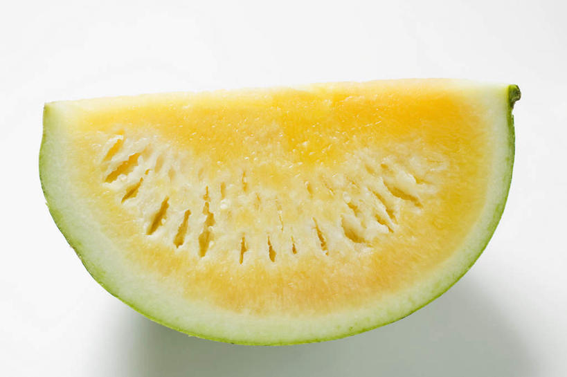 无人,横图,俯视,室内,特写,白天,白色背景,西瓜,水果,一片,阴影,新鲜,反射,影子,生食,食品,果实,食物,黄色,摄影,有机食品,绿色食品,影棚,寒瓜,彩图,高角度拍摄,影棚拍摄,拍摄