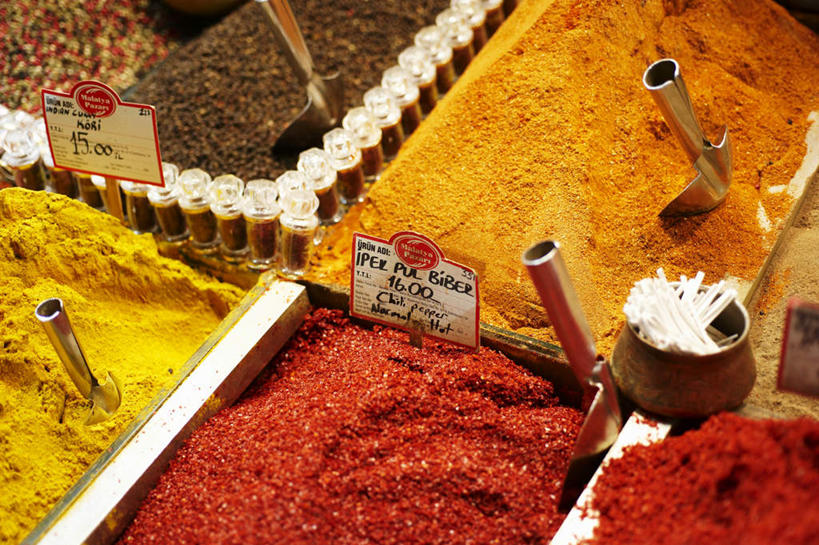 无人,横图,俯视,室内,特写,白天,餐桌,桌子,金属制品,一堆,一排,许多,阴影,堆叠,堆积,整齐,并列,并排,反射,金属,英文,标签,标志,数字,文字,影子,字符,勺子,字母,调味,香料,佐料,很多,标识,排列,容器,调羹,汤匙,价格,阿拉伯数字,餐台,储藏,铁盒,堆,英文字母,配料,储存,队列,平行,价钱,作料,代价,彩图,高角度拍摄,贮存