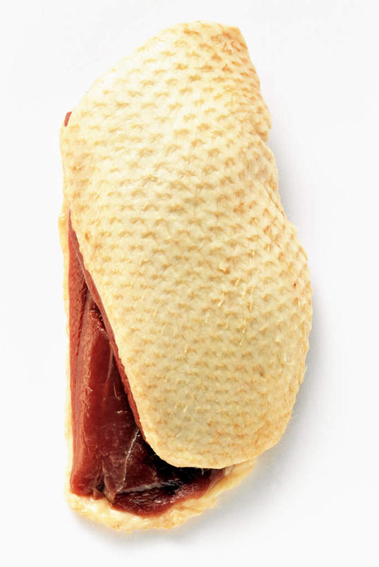 无人,竖图,俯视,室内,特写,白天,白色背景,餐桌,桌子,一块,切开,阴影,反射,影子,肉,鸭肉,肉类,切,摄影,影棚,餐台,剖面,肉食,切面,彩图,高角度拍摄,影棚拍摄,拍摄