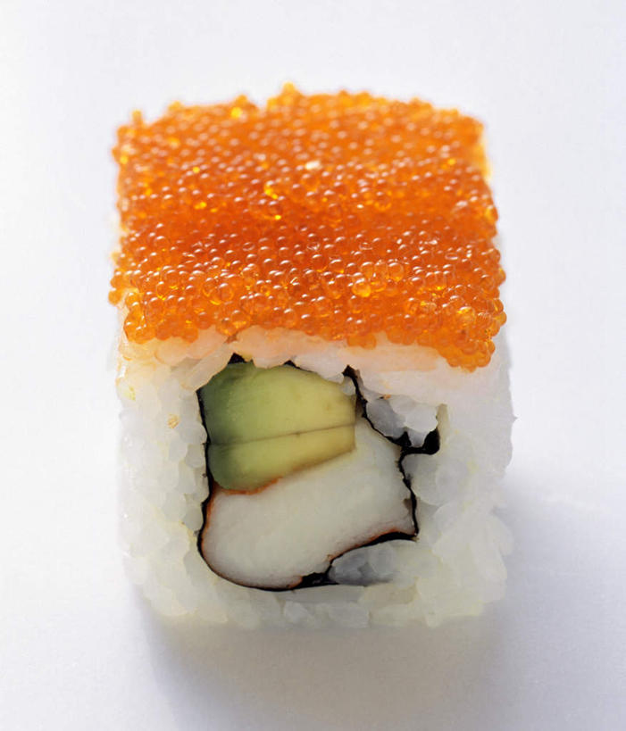 米饭,寿司,无人,竖图,俯视,室内,特写,白天,白色背景,烹饪,餐桌,桌子,黄瓜,蔬菜,阴影,新鲜,反射,影子,鱼卵,日本料理,料理,食品,饭,鱼籽,菜肴,美食,食物,一个,日式料理,日式,摄影,佳肴,有机食品,绿色食品,影棚,单个,餐台,五谷,醋饭,四喜饭,加州卷,青瓜,胡瓜,彩图,高角度拍摄,影棚拍摄,拍摄