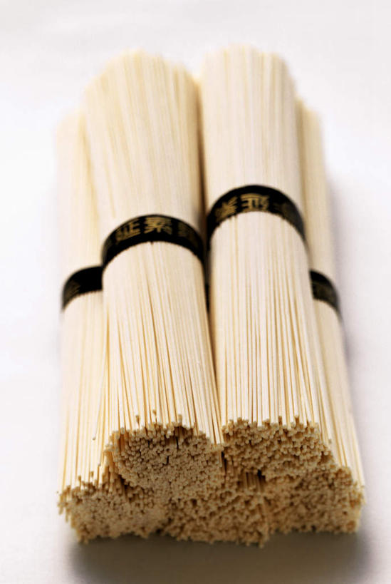 面食,面条,无人,竖图,俯视,室内,特写,白天,白色背景,餐桌,桌子,五个,一堆,许多,阴影,堆叠,堆积,反射,影子,面,拉面,绳子,摄影,荞麦面,影棚,餐台,堆,捆绑,绳索,绑缚,彩图,高角度拍摄,影棚拍摄,拍摄