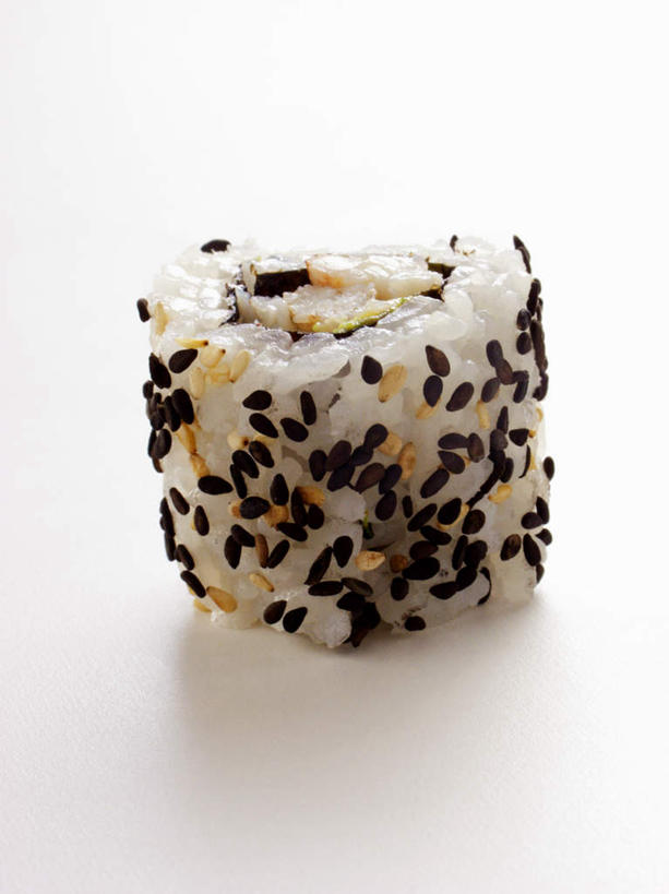 米饭,寿司,无人,竖图,俯视,室内,特写,白天,白色背景,烹饪,餐桌,桌子,阴影,反射,影子,芝麻,日本料理,料理,食品,饭,菜肴,美食,食物,一个,日式料理,日式,摄影,佳肴,影棚,单个,餐台,五谷,醋饭,脂麻,胡麻,白麻,巨胜子,油麻,四喜饭,加州卷,彩图,高角度拍摄,影棚拍摄,拍摄