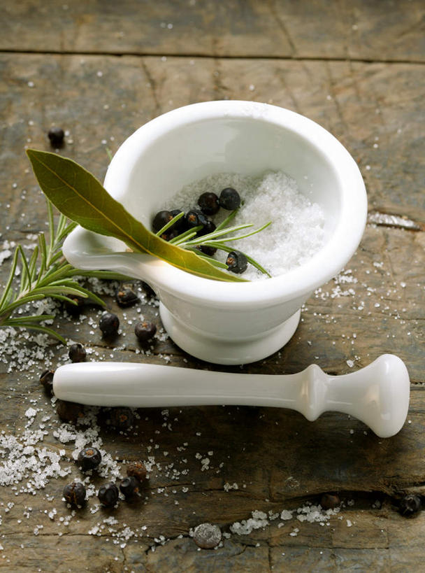 无人,竖图,俯视,室内,特写,白天,餐桌,桌子,一堆,许多,阴影,堆叠,堆积,反射,影子,器皿,餐台,堆,迷迭香,研磨,臼杵,草本,月桂叶,香叶,研杵,研钵,杜松子,海洋之露,天竺桂,香桂叶,桂叶,臼,月桂,彩图,高角度拍摄