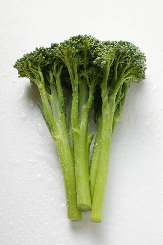 无人,竖图,俯视,室内,特写,白天,白色背景,蔬菜,阴影,新鲜,反射,影子,花菜,花椰菜,西兰花,食品,食物,绿色,摄影,有机食品,绿色食品,影棚,椰菜花,甘蓝花,彩图,高角度拍摄,影棚拍摄,拍摄