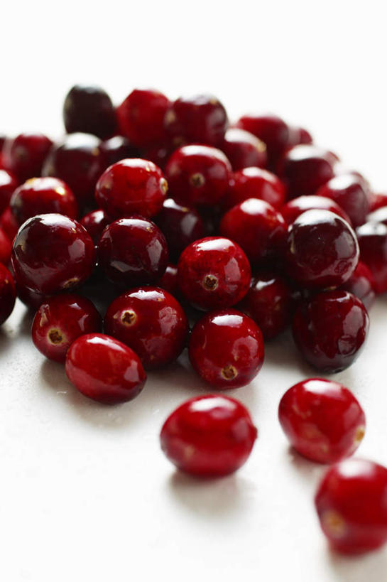 无人,竖图,俯视,室内,特写,白天,白色背景,浆果,水果,一堆,许多,阴影,堆叠,堆积,新鲜,反射,影子,生食,食品,果实,食物,红色,摄影,有机食品,绿色食品,影棚,堆,曼越桔,蔓越橘,小红莓,酸莓,彩图,高角度拍摄,影棚拍摄,拍摄