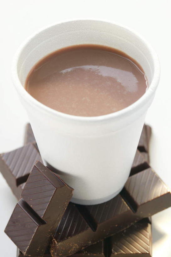 无人,竖图,俯视,室内,特写,白天,白色背景,杯子,阴影,反射,影子,食品,糖,糖果,甜点,甜品,一杯,食物,纸制品,甜食,巧克力,热巧克力,摄影,影棚,朱古力,纸杯,黑巧克力,一次性杯子,热可可,美禄,热朱古力,牛奶巧克力,彩图,高角度拍摄,影棚拍摄,拍摄