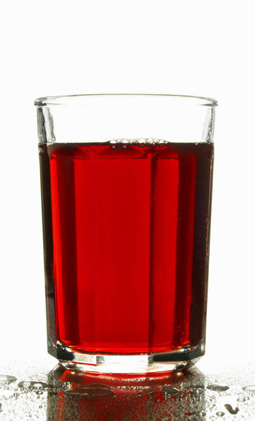 果汁,无人,竖图,室内,特写,白天,白色背景,正面,葡萄,杯子,阴影,反射,影子,饮品,一杯,玻璃制品,饮料,红色,水杯,摄影,影棚,可口,葡萄汁,适口,玻璃杯,山葫芦,蒲桃,草龙珠,彩图,影棚拍摄,拍摄