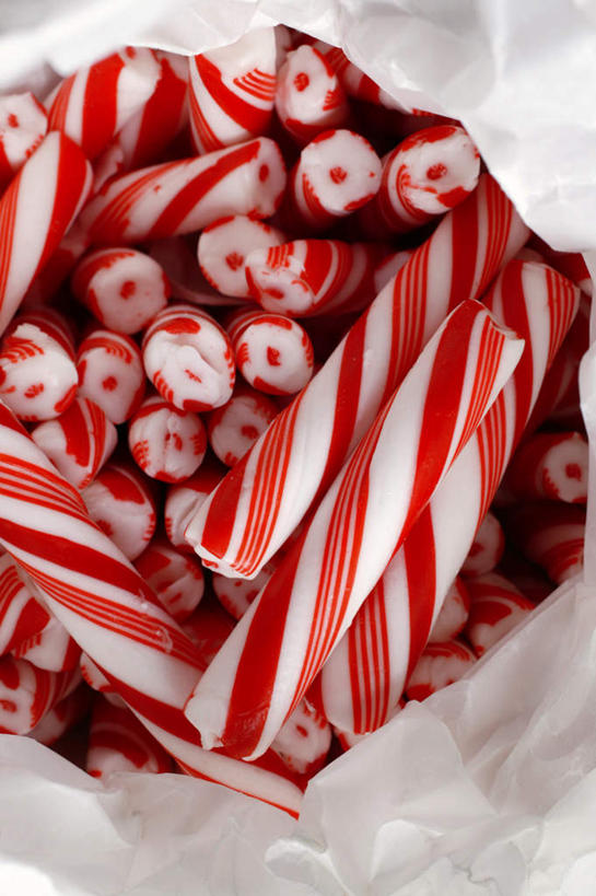 无人,竖图,俯视,室内,特写,白天,白色背景,袋子,礼物,一堆,许多,阴影,堆叠,堆积,反射,包装袋,影子,纸袋,食品,糖,糖果,甜点,甜品,食物,一个,红色,甜食,摄影,礼品,影棚,单个,堆,礼品袋,硬糖,拐杖糖,彩图,高角度拍摄,影棚拍摄,拍摄