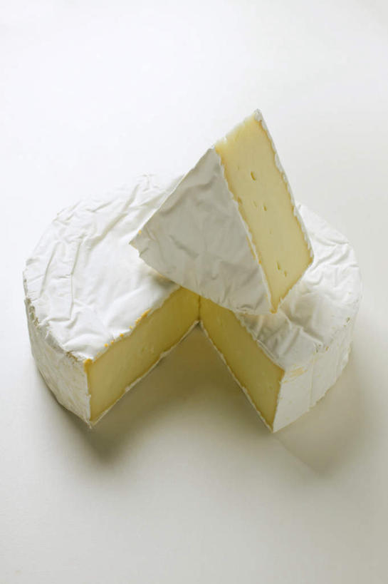 奶酪,无人,竖图,俯视,室内,特写,白天,白色背景,一块,切开,阴影,反射,影子,干酪,起司,芝士,营养,切,乳酪,摄影,影棚,乳制品,发酵,剖面,切面,布里干酪,布里奶酪,彩图,高角度拍摄,影棚拍摄,拍摄