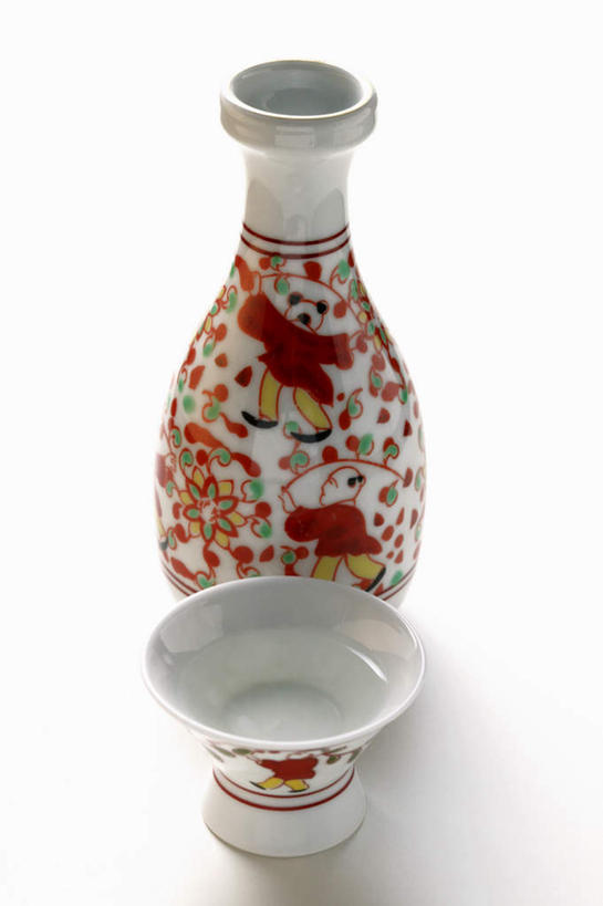 无人,竖图,俯视,室内,特写,白天,白色背景,餐桌,桌子,静物,阴影,花纹,装饰,反射,影子,陶瓷,陶瓷制品,酒瓶,两个,瓶子,容器,碗,摄影,影棚,餐台,储藏,华丽,修饰,点缀,储存,衬托,美观,雅致,雅观,彩图,高角度拍摄,影棚拍摄,拍摄,贮存,清酒瓶