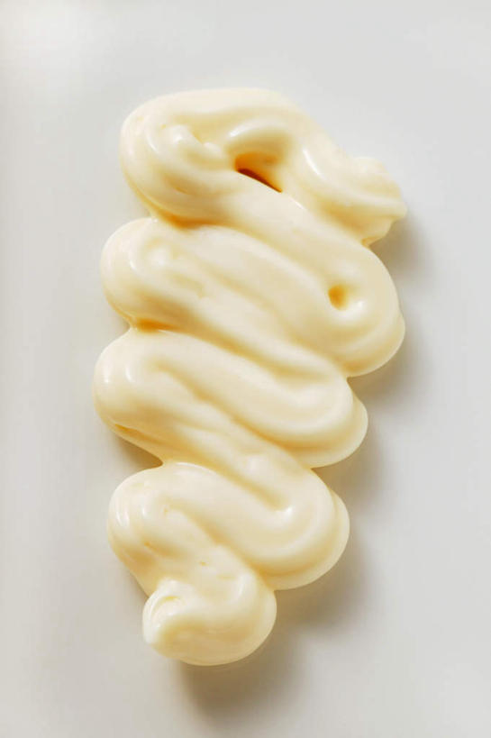 无人,竖图,俯视,室内,特写,白天,白色背景,餐桌,桌子,一堆,阴影,堆叠,堆积,反射,影子,调料,酱料,酱汁,佐料,美乃滋,调味品,调味料,酱,摄影,影棚,餐台,堆,蛋黄酱,蛋黄沙拉酱,调味油,彩图,高角度拍摄,影棚拍摄,拍摄