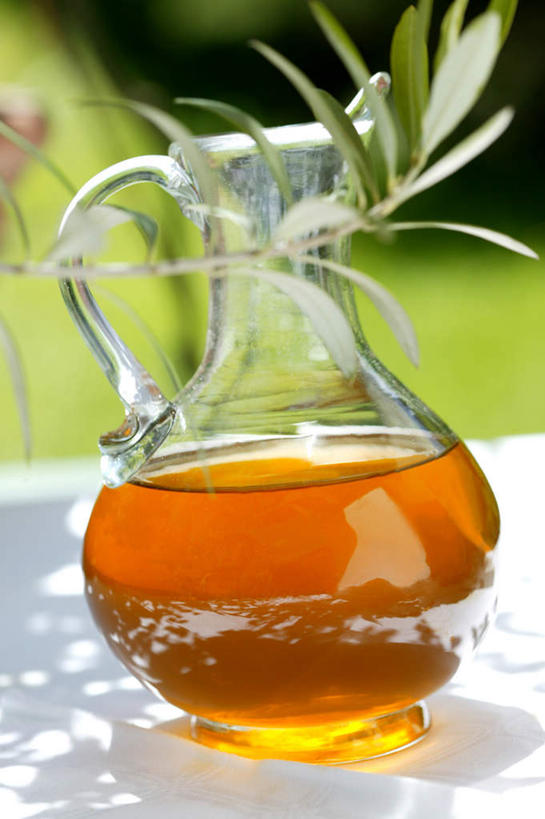 无人,竖图,俯视,室外,特写,白天,美景,餐桌,桌面,桌子,叶子,阴影,装饰,反射,罐子,影子,景观,食用油,油,橄榄油,绿叶,玻璃制品,自然,玻璃瓶,瓶子,嫩叶,景色,餐台,华丽,修饰,点缀,自然风光,油壶,衬托,美观,雅致,雅观,叶,叶片,彩图,高角度拍摄