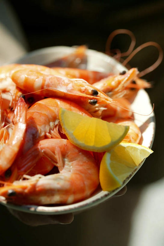 无人,横图,俯视,室内,特写,白天,烹饪,西餐,餐桌,桌面,桌子,柠檬,水果,两块,一堆,许多,切开,阴影,堆叠,堆积,朦胧,模糊,新鲜,反射,触须,影子,生食,虾,鲜虾,料理,食品,果实,切块,菜肴,美食,食物,黄色,红色,切,西式,摄影,佳肴,有机食品,绿色食品,影棚,餐台,虾壳,堆,虾肉,剖面,切面,油闷大虾,益母果,柠果,彩图,高角度拍摄,影棚拍摄,拍摄