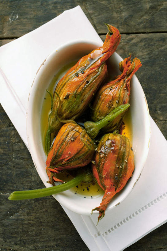 无人,竖图,俯视,室内,特写,白天,烹饪,西餐,餐桌,桌面,桌子,蔬菜,阴影,新鲜,反射,影子,陶瓷,肉,橄榄油,料理,食品,西葫芦,陶瓷制品,咸肉,菜肴,美食,肉类,食物,腌制,排列,白色,餐巾,容器,碗,四个,白瓜,西式,摄影,佳肴,有机食品,绿色食品,影棚,餐台,储藏,储存,队列,腌肉,肉食,茭瓜,消食,盐肉,渍肉,彩图,高角度拍摄,影棚拍摄,拍摄,贮存,开胃