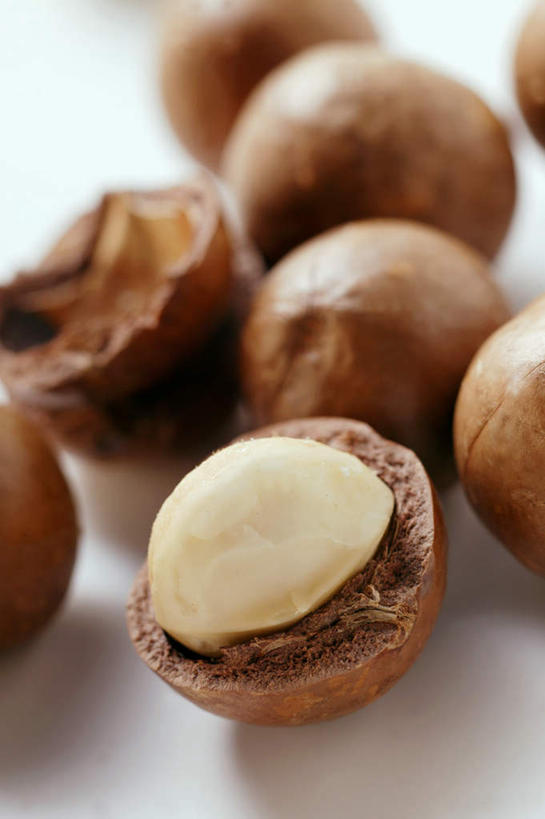 无人,竖图,俯视,室内,特写,白天,白色背景,餐桌,桌子,一堆,许多,阴影,堆叠,堆积,朦胧,模糊,反射,影子,核桃,坚果,果实,干果,剥开,摄影,影棚,餐台,堆,胡桃,澳洲坚果,夏威夷果,羌桃,澳洲胡桃,彩图,高角度拍摄,影棚拍摄,拍摄