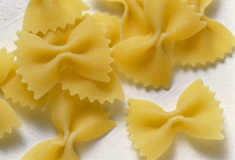 面食,面条,意大利面,无人,横图,俯视,室内,特写,白天,白色背景,西餐,许多,阴影,反射,影子,面,料理,食品,食物,黄色,西式,摄影,影棚,蝴蝶面,彩图,高角度拍摄,影棚拍摄,拍摄