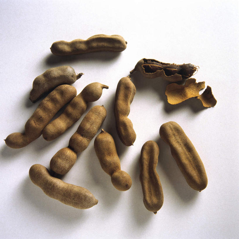 无人,竖图,俯视,室内,特写,白天,白色背景,餐桌,桌子,水果,一堆,许多,阴影,堆叠,堆积,反射,影子,调味,香料,佐料,果实,草药,摄影,影棚,餐台,堆,配料,草本,罗望子,作料,酸豆,酸角,彩图,高角度拍摄,影棚拍摄,拍摄