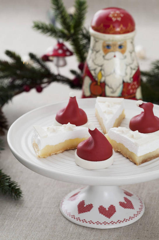 点心,无人,竖图,俯视,室内,特写,白天,白色背景,下午茶,餐桌,桌子,雕塑,圣诞节,圣诞老人,阴影,节日,庆祝,艺术,装饰,反射,雕刻,雕像,影子,食品,文化,食物,糕点,工艺品,庆典,摄影,冬青,影棚,餐台,纪念,希望,美术,生命,主题,陈列,槲寄生,北寄生,桑寄生,柳寄生,黄寄生,冻青,寄生子,功能,美学,丰饶,蛋糕台,彩图,高角度拍摄,影棚拍摄,拍摄,柠檬蛋糕,蛋糕