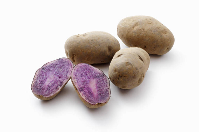 无人,横图,俯视,室内,特写,白天,白色背景,蔬菜,土豆,切开,阴影,新鲜,反射,影子,食品,食物,切,四个,摄影,有机食品,绿色食品,影棚,紫薯,剖面,切面,馍馍蛋,黑薯,紫红薯,洋芋,山芋,山药蛋,马铃薯,甘薯,番薯,地瓜,彩图,高角度拍摄,影棚拍摄,拍摄