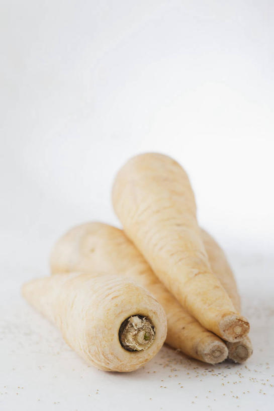 无人,竖图,俯视,室内,特写,白天,白色背景,植物,蔬菜,一堆,阴影,堆叠,堆积,新鲜,反射,影子,食品,草药,药草,中药,食物,三个,摄影,有机食品,绿色食品,影棚,堆,药材,中草药,中药材,本草,防风草,四方茎,土防风,彩图,高角度拍摄,影棚拍摄,拍摄