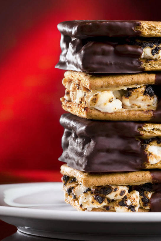 点心,无人,竖图,室内,特写,白天,正面,餐具,一排,许多,阴影,朦胧,模糊,整齐,反射,碟子,盘,影子,食品,糖,糖果,甜点,甜品,食物,排列,盘子,碟,饼干,甜食,零食,巧克力,摄影,影棚,朱古力,堆,队列,威化,威化饼,维夫饼,维夫饼干,彩图,影棚拍摄,拍摄