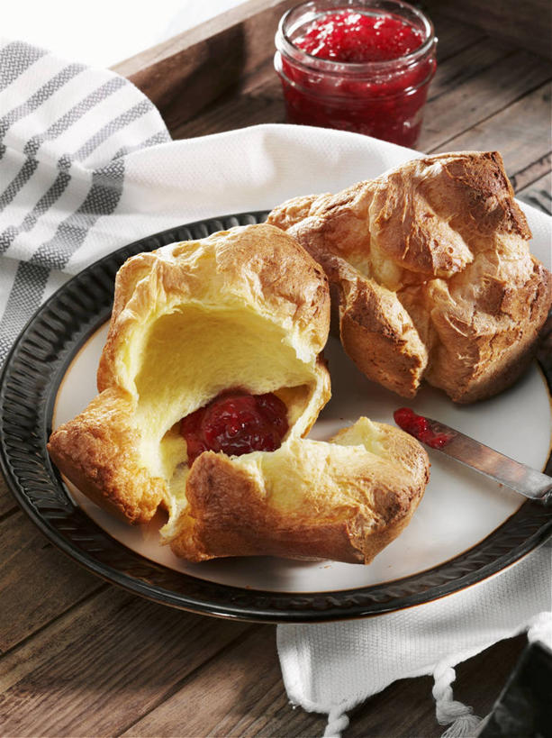 点心,面包,无人,竖图,俯视,室内,特写,白天,桌面,桌子,餐具,玻璃,一把,阴影,反射,木制,碟子,工具,盘,影子,食品,面点,刀具,玻璃制品,食物,糕点,盘子,玻璃瓶,餐巾,木制品,瓶子,碟,刀,果酱,草莓酱,撕开,餐刀,小圆面包,广口瓶,果子酱,保洁方巾,口布,彩图,高角度拍摄