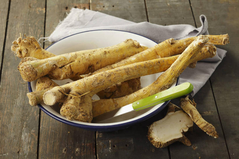 无人,横图,俯视,室内,特写,白天,桌面,桌子,蔬菜,金属制品,一堆,许多,阴影,堆叠,堆积,新鲜,反射,金属,木制,影子,食品,食物,一个,餐巾,木制品,容器,碗,有机食品,绿色食品,单个,储藏,堆,储存,耐寒,辣根,忌湿,喜凉,马萝卜,十字花,保洁方巾,口布,彩图,高角度拍摄,贮存