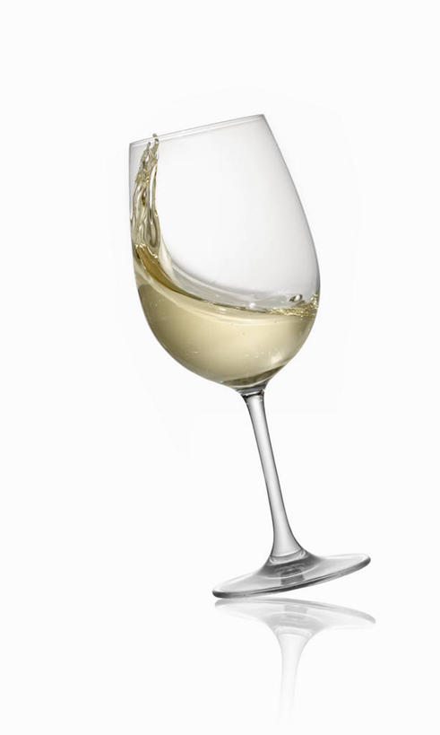 红酒,葡萄酒,无人,竖图,室内,特写,白天,白色背景,正面,水,杯子,阴影,飞溅,溅,反射,高脚杯,液体,影子,水滴,红酒杯,白葡萄酒,酒类,一杯,倾斜,玻璃制品,酒,水珠,饮料,酒杯,摄影,影棚,葡萄酒杯,喷洒,歪斜,玻璃杯,彩图,影棚拍摄,拍摄